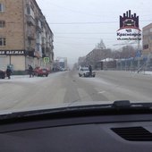 Кроссовер вылетел на тротуар в центре Красноярска после ДТП