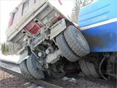В результате столкновения поезда с грузовиком пострадал водитель автомобиля